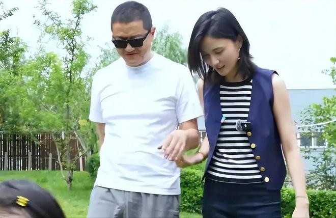 拐杖看演出这一刻老夫少妻彻底具象化了麻将胡了试玩模拟器女儿过六一李亚鹏拄(图10)