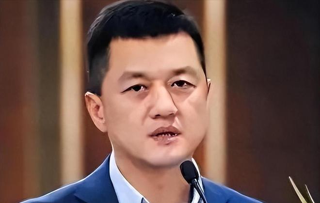 拐杖看演出这一刻老夫少妻彻底具象化了麻将胡了试玩模拟器女儿过六一李亚鹏拄(图4)