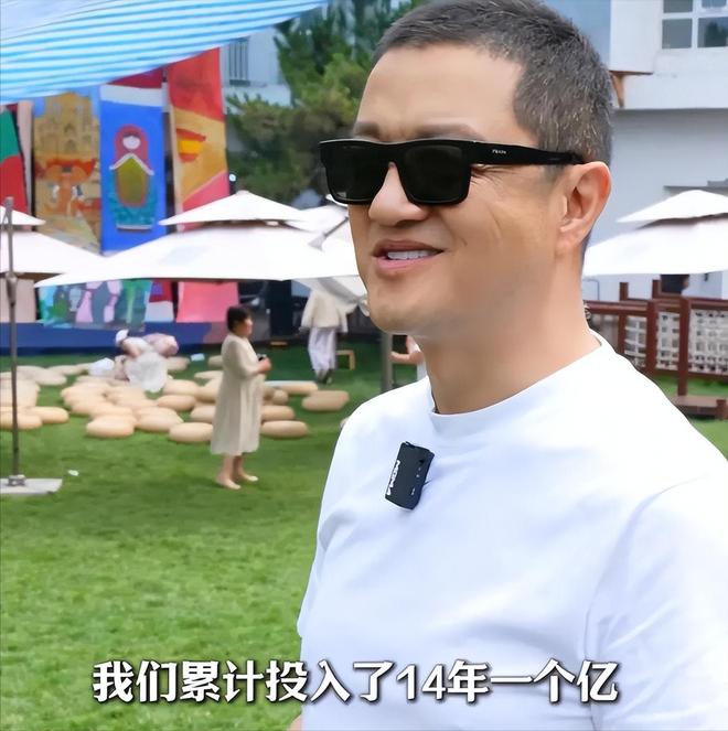 拐杖看演出这一刻老夫少妻彻底具象化了麻将胡了试玩模拟器女儿过六一李亚鹏拄(图8)